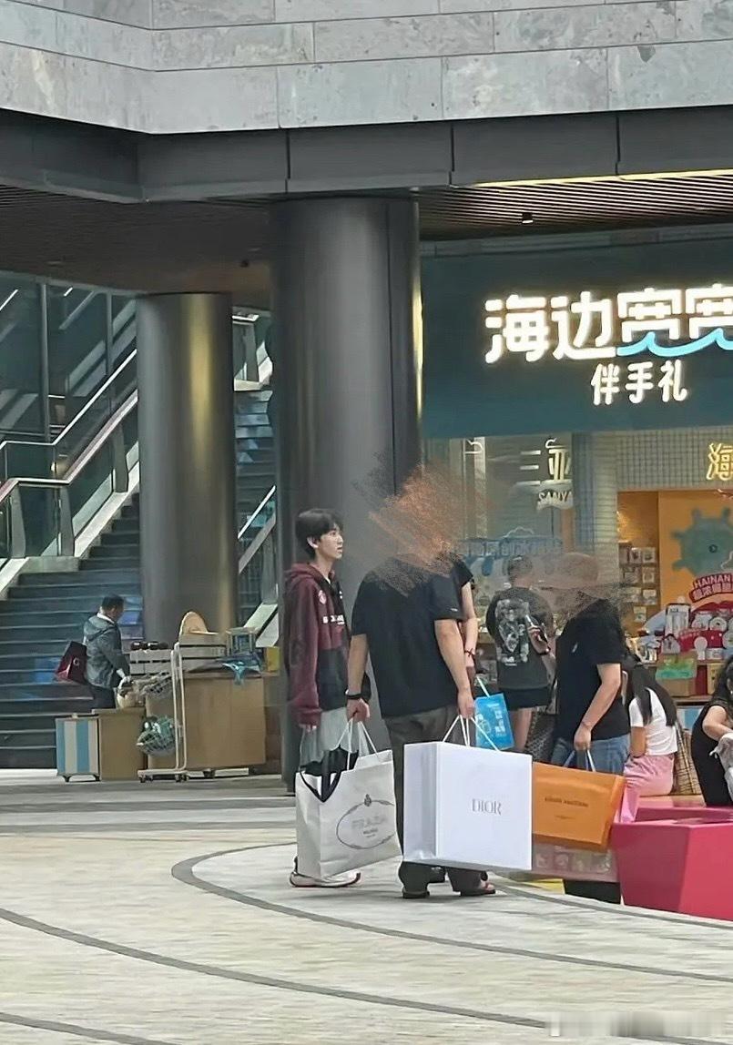 左奇函被偶遇了 