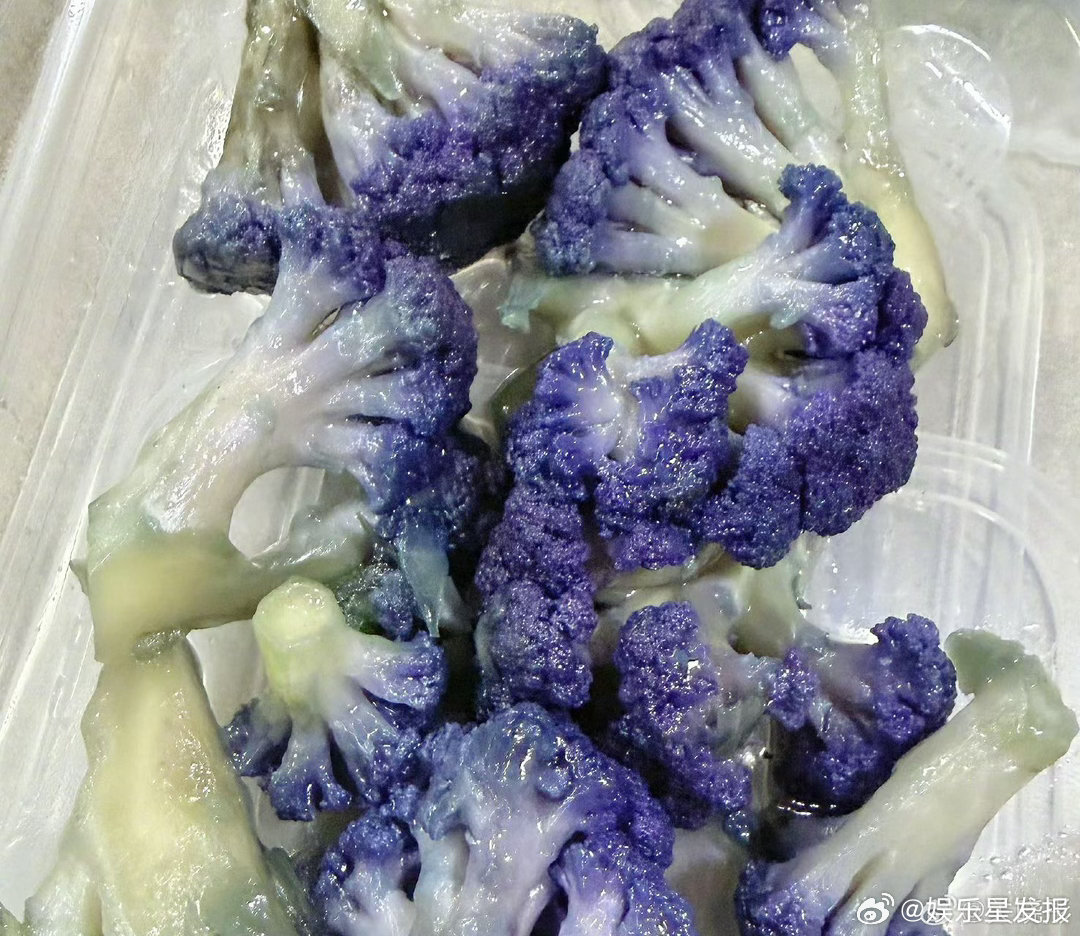 关晓彤 发自内心的馋 终于找到舒服的减肥模板了！不用饿肚子不用戒美食，踏踏实实吃