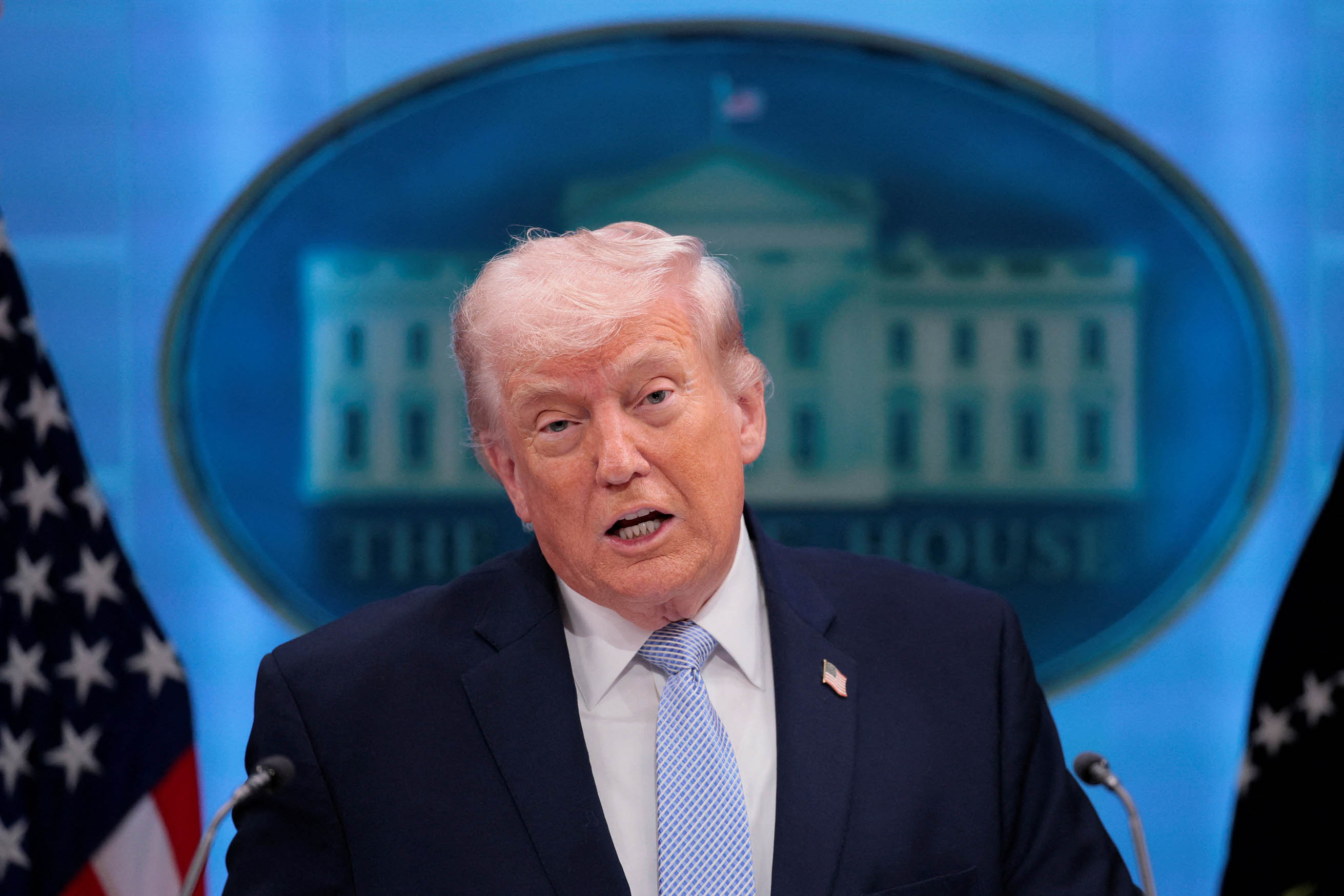 据参考消息报道，美国掐着秒表逼盟友：几天内必须提交霍尔木兹海峡护航方案。特朗普直