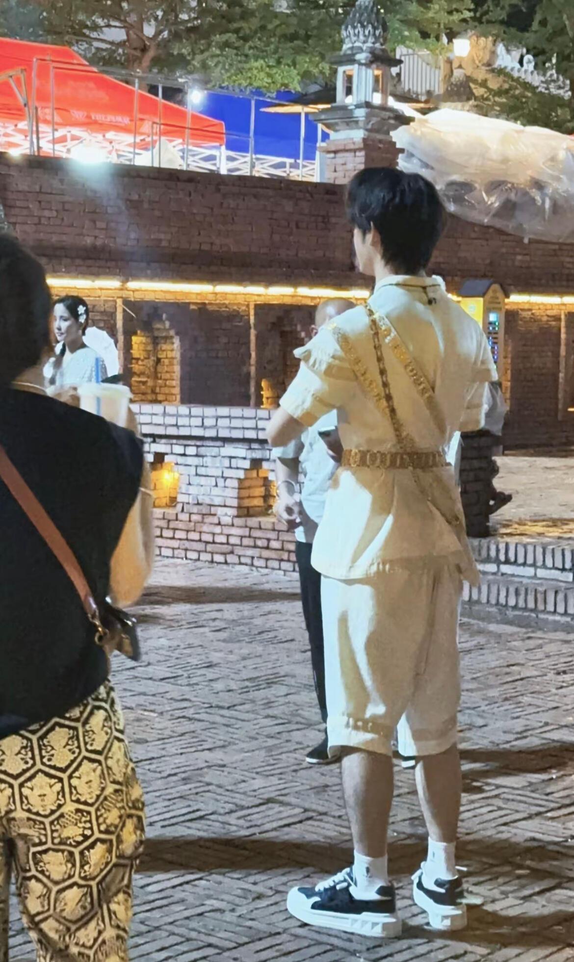 怎么感觉全世界都在偶遇田嘉瑞[抓狂]平等地羡慕每一个偶遇小田的人！！我现在去西双
