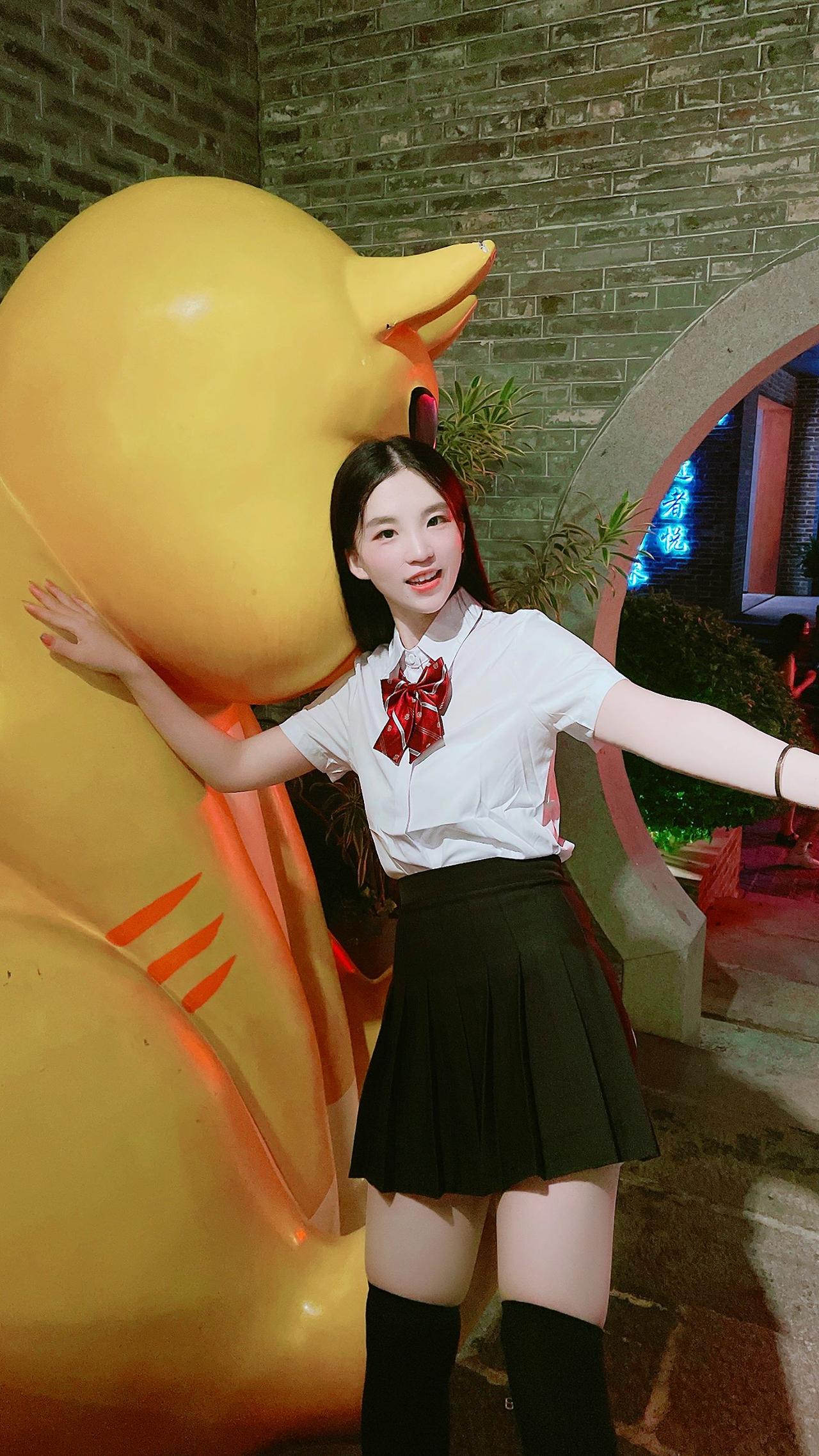 生活就是生动的活着，用最美的心情，穿最美的衣衫，呈现最自信的自己，爱不将就，穿不