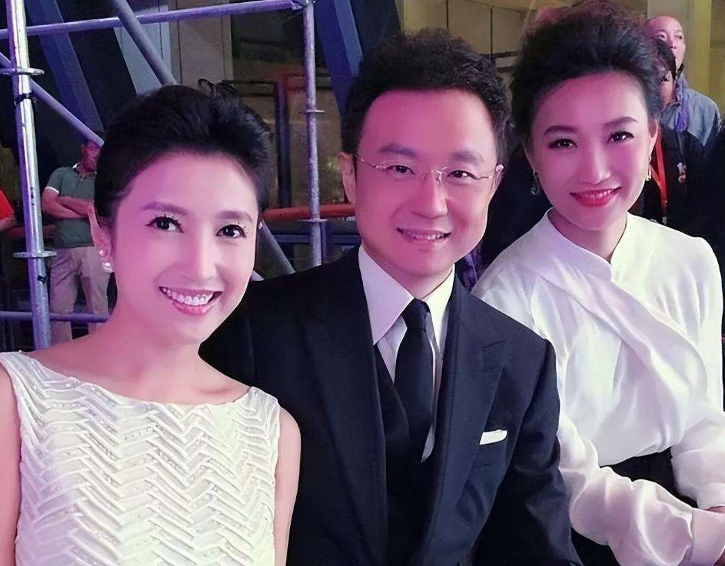 她坚持丁克到41岁，却在央视主播丈夫面前彻底破防。
当年重逢，春妮直接摊牌：我不