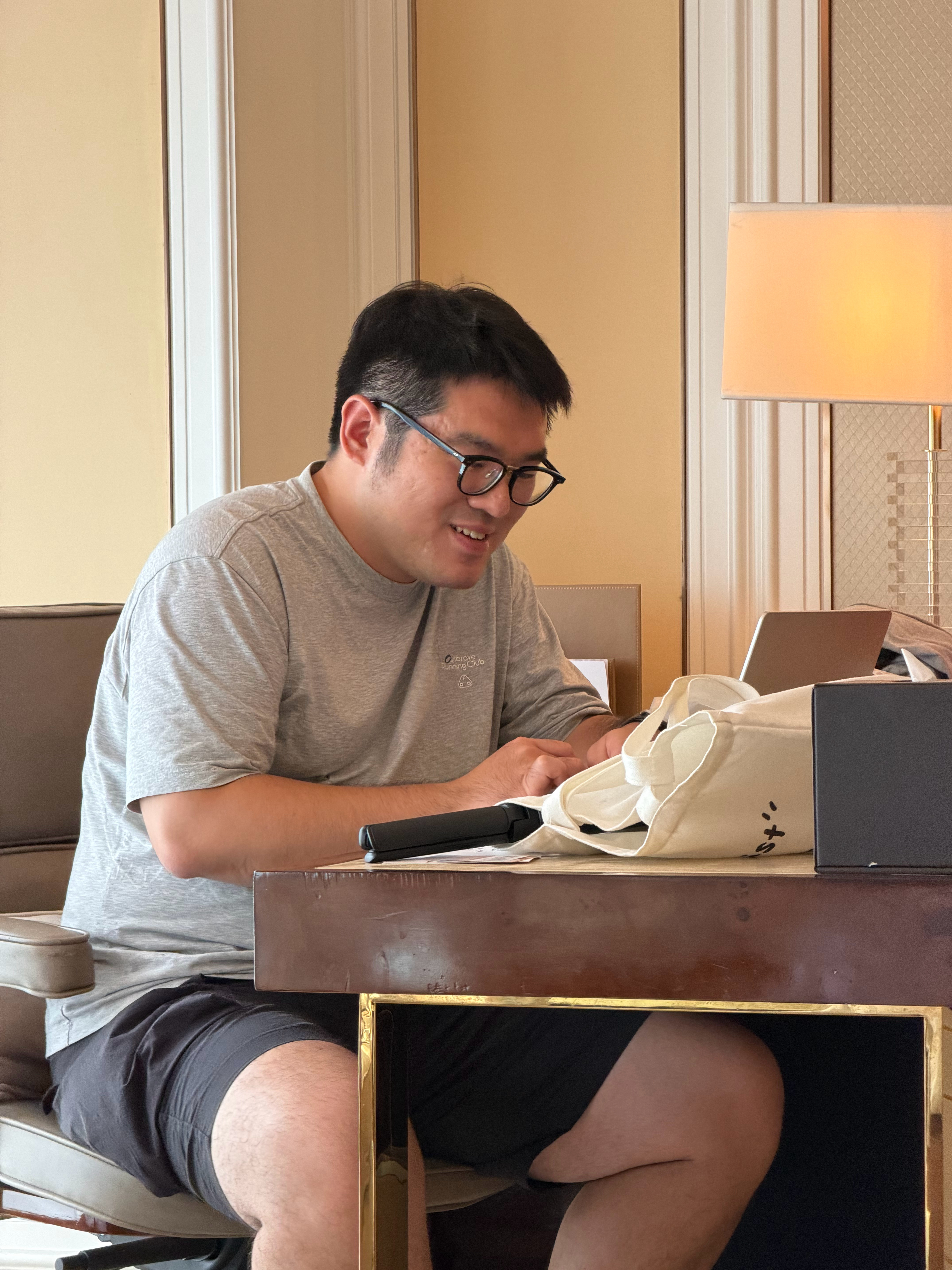 待会儿让何老师体验一下，什么叫“左右为男”“男上加男” 大连·大连康莱德酒店