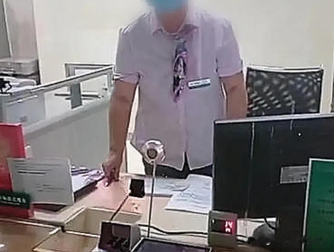 江西男子持证明取亡父15万元存款遭拒，银行称超5万需公证，这是国家规定，此事引发