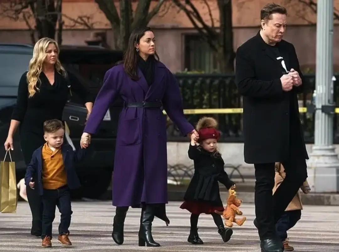 老马这次为啥公开带女友出席活动？这不是他一贯的风格。39岁的希文·齐利斯，一袭优