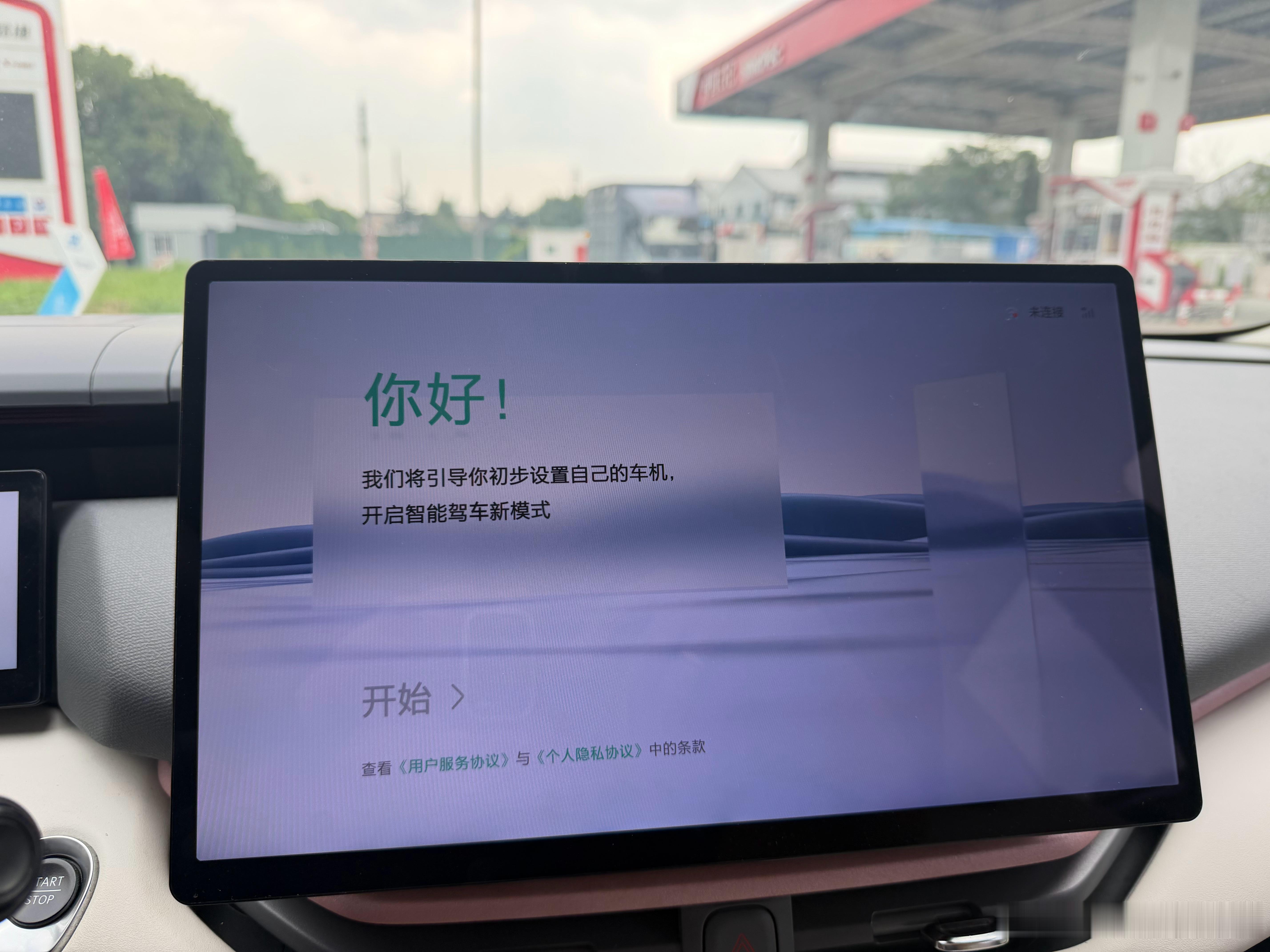 卷的，卖新能源尤其卷以前是教客户启动、挂档，连蓝牙，一路顺风现在光一个车机就得研