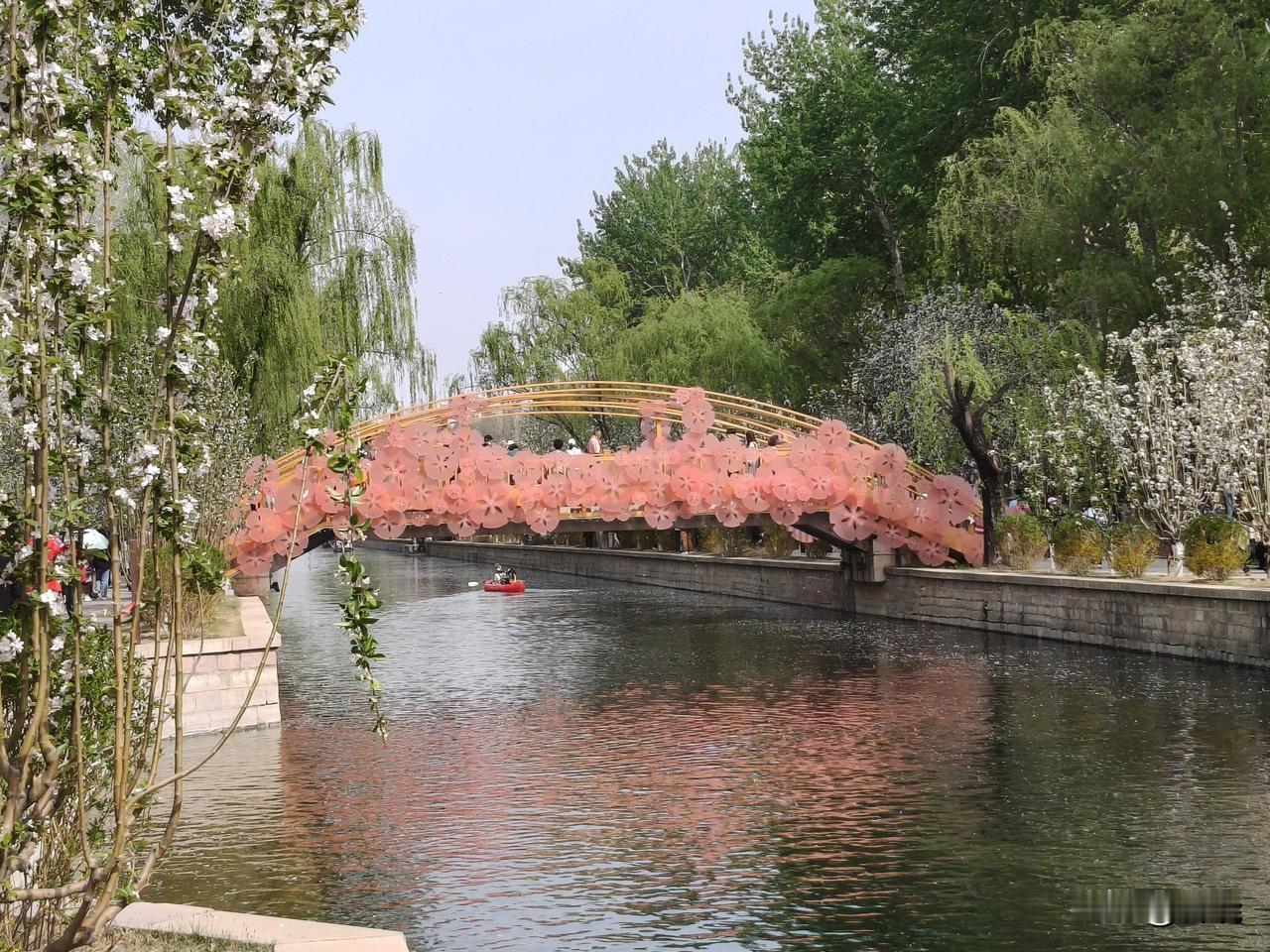 昨天下午我再次前往海棠花溪，路过海棠花桥。
微风拂柳，水起微澜。光线恰到好处。（