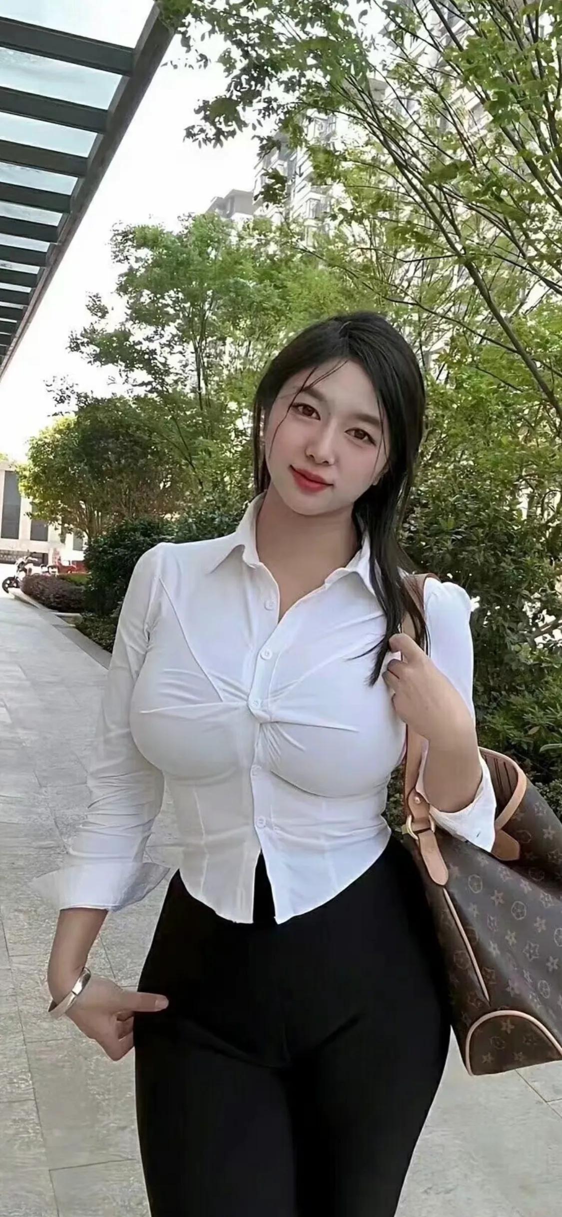 让女人开心的不是表面一套，背后一套，而是市区一套，郊区一套，最好海边还有一套。
