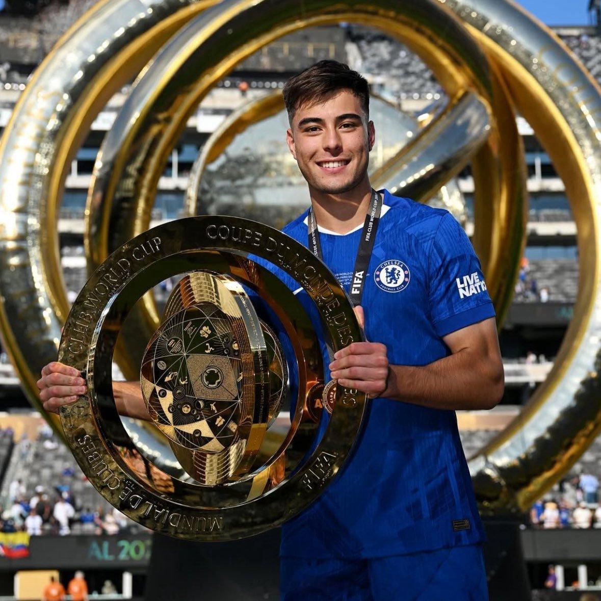 记者法布里齐奥·罗马诺报道：切尔西球员阿隆·安塞尔米诺将租借加盟法国斯特拉斯堡俱