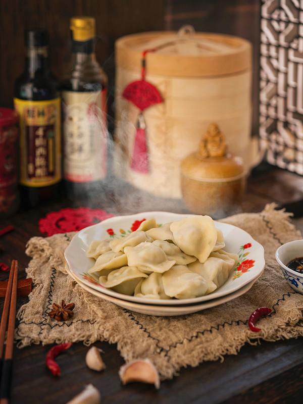 “饺子就酒，长长久久！”这既是好的寓意圆满，又是现实生活中逍遥自在的快乐时光的写