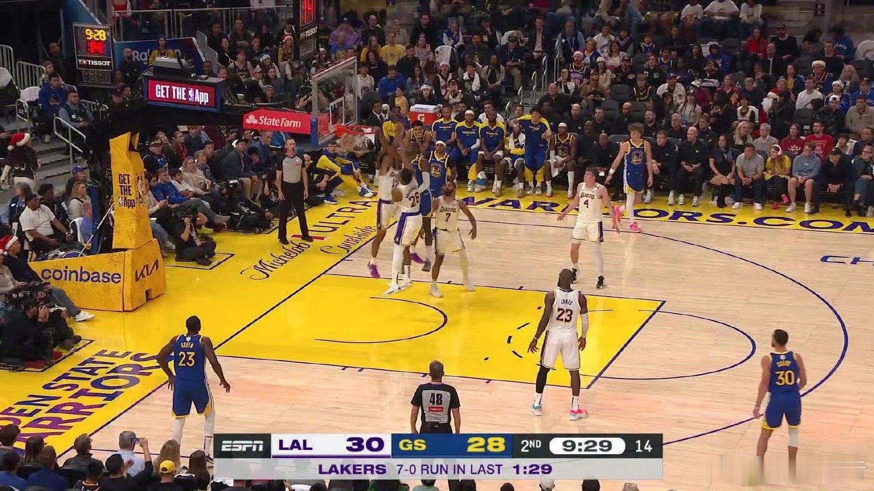 库明加学詹姆斯抖肩 在2024年的NBA圣诞大战中，金州勇士对阵洛杉矶湖人的一场