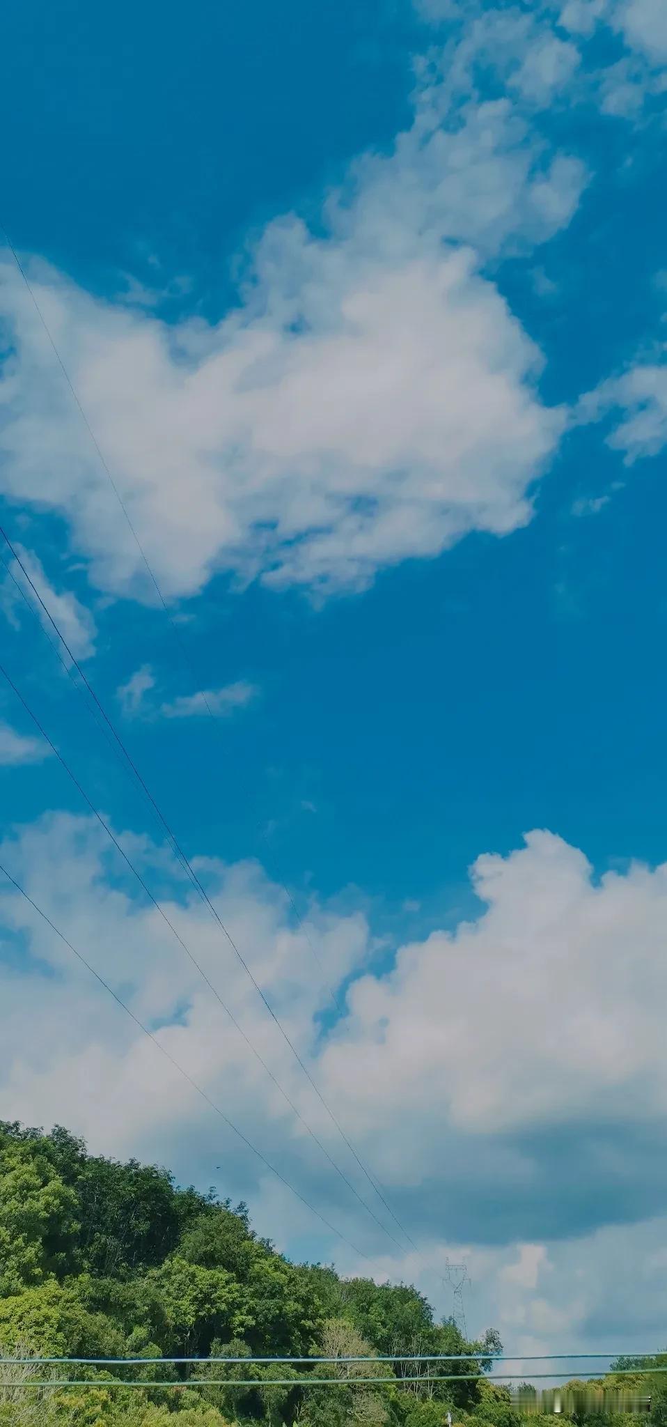 电线横空，云雾缭绕。#喜欢今日的天空# #云卷云舒天空美# #遇到最美天空#