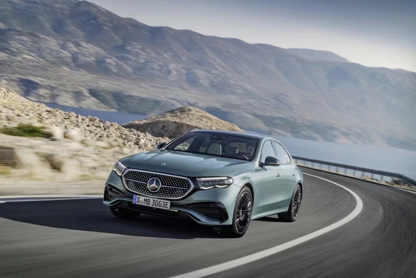  宝马三系的头灯，糖三角的尾灯融合中外的连屏，中规中矩的空间末代汽油版E-cla