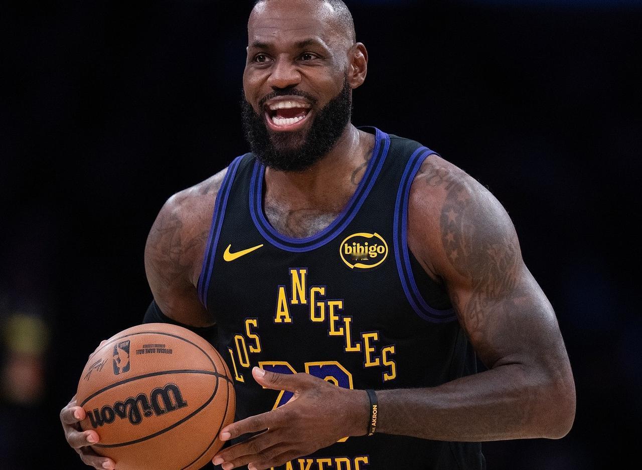 什么？詹姆斯竟然本赛季表现在杜兰特库里詹姆斯中表现最差？据NBA篮球解说马健老师