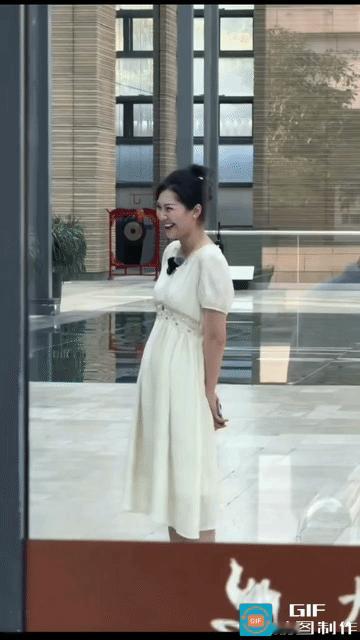 对“与辉同行”的摄像主管书博来说，肯定还是觉得盼盼听话，好配合吧？那像那个老喜欢