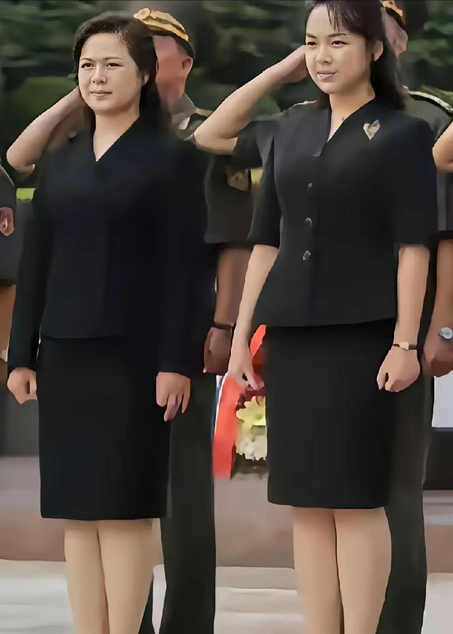 女儿个子比妈妈高，模样不及妈妈好看。