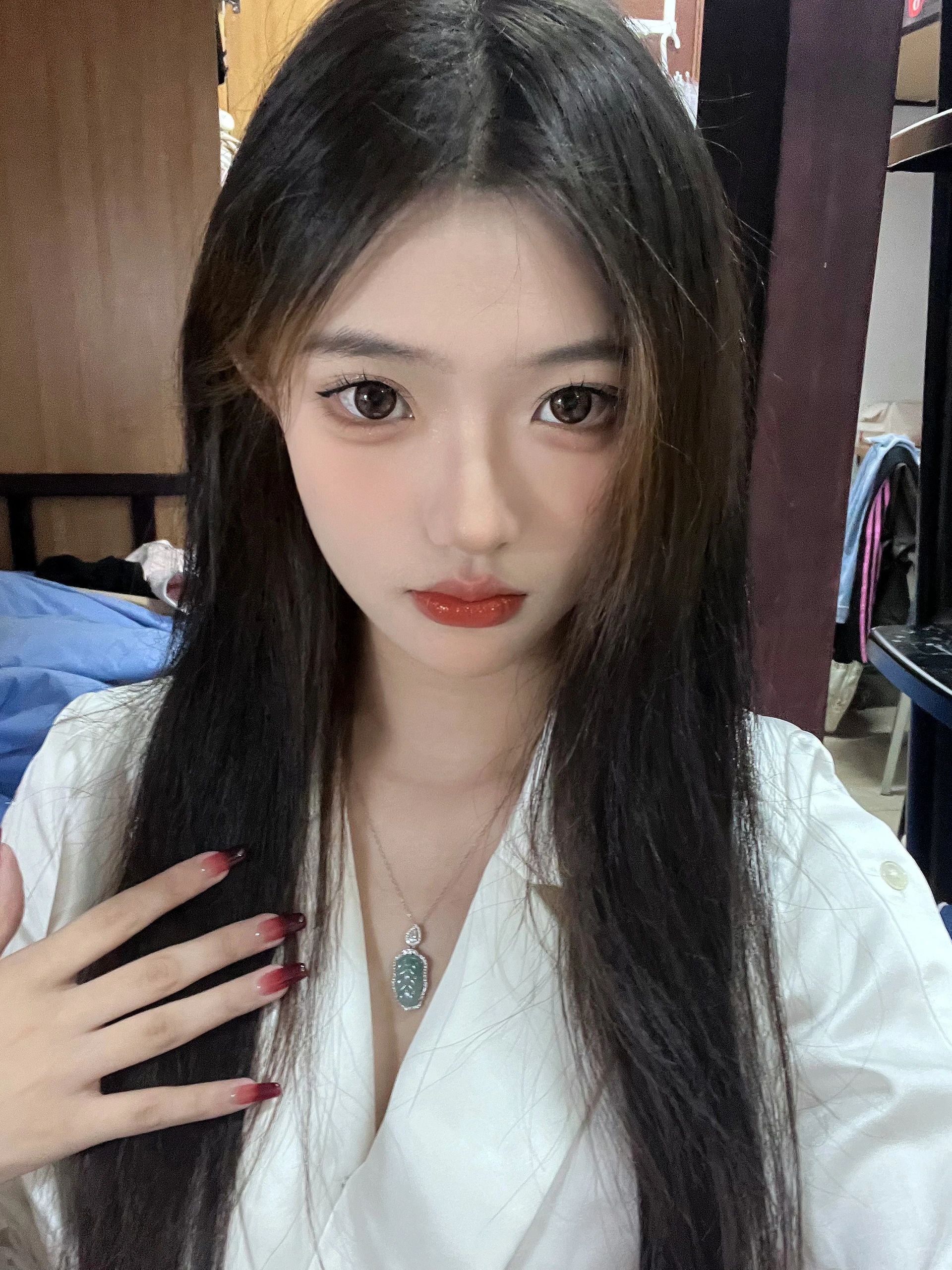 红指甲太显白啦