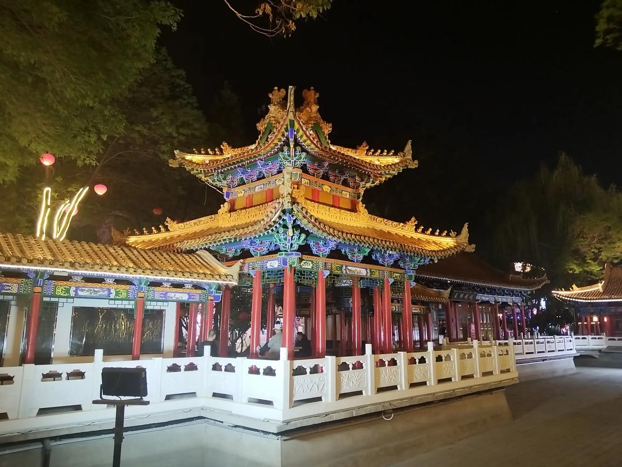 银川夜色
       昨天，从家里出发，一路走来，来到了塞上江南——银川。
 