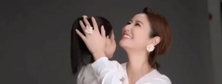 林心如和女儿首次合体拍摄了一段视频，虽然没有露出女儿的脸，但是充满了浓浓的母爱。