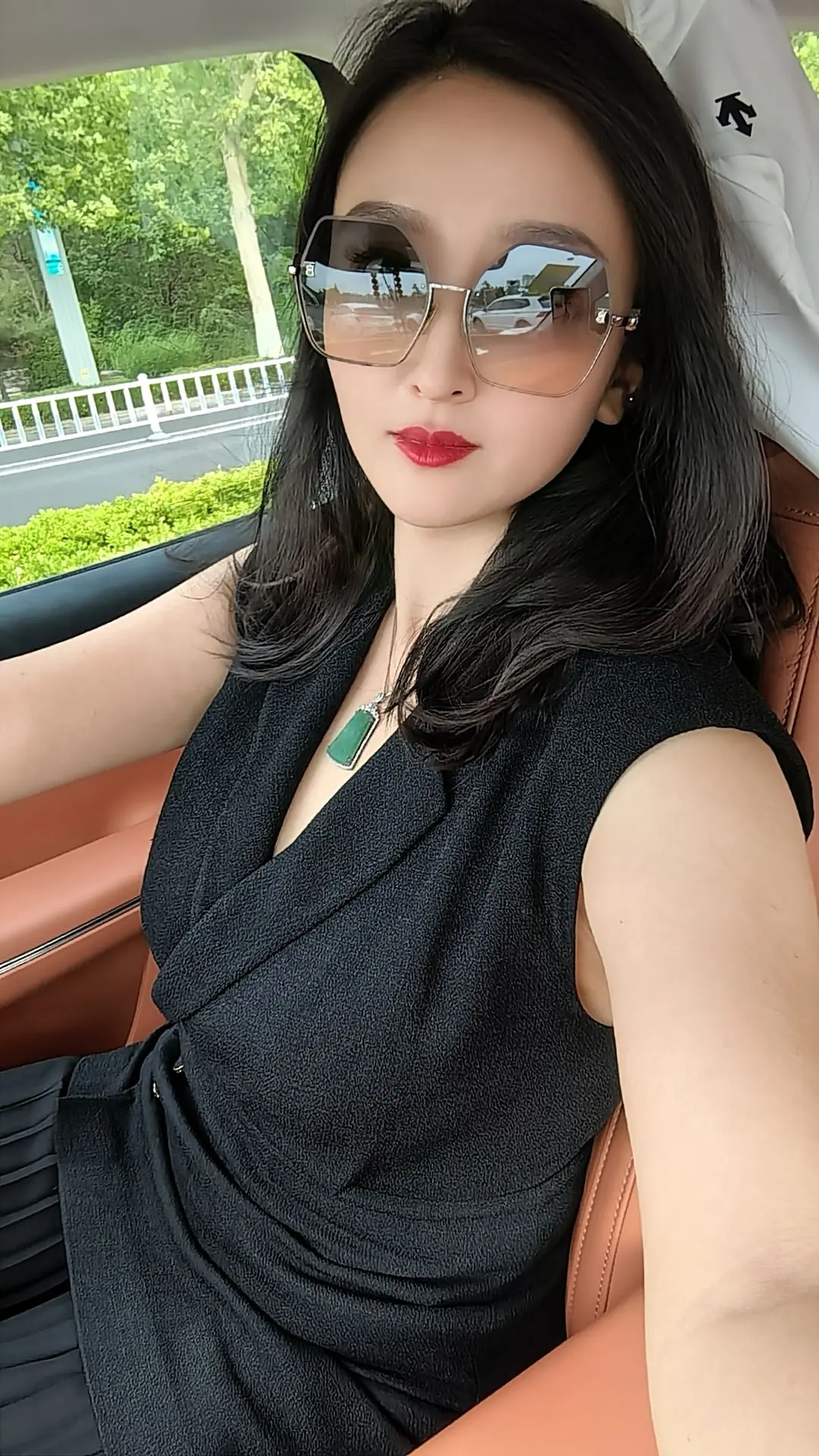在自己的小世界里做最快乐的人， 洒脱一些，世界并不需要你完美无缺。