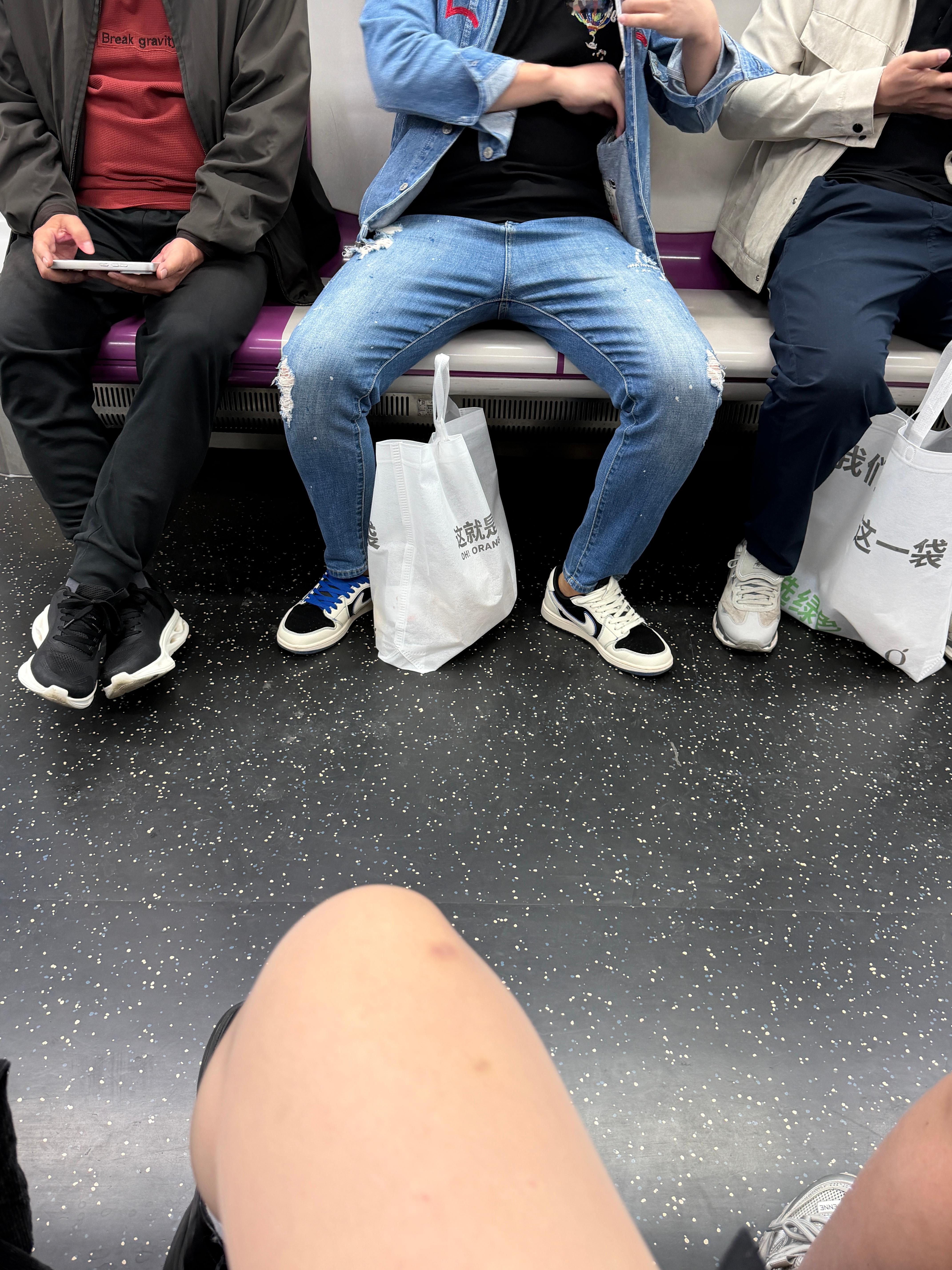 uu们早～北京早高峰地铁被我遇到了人非常少的一班，美美坐下 北京·星源公寓