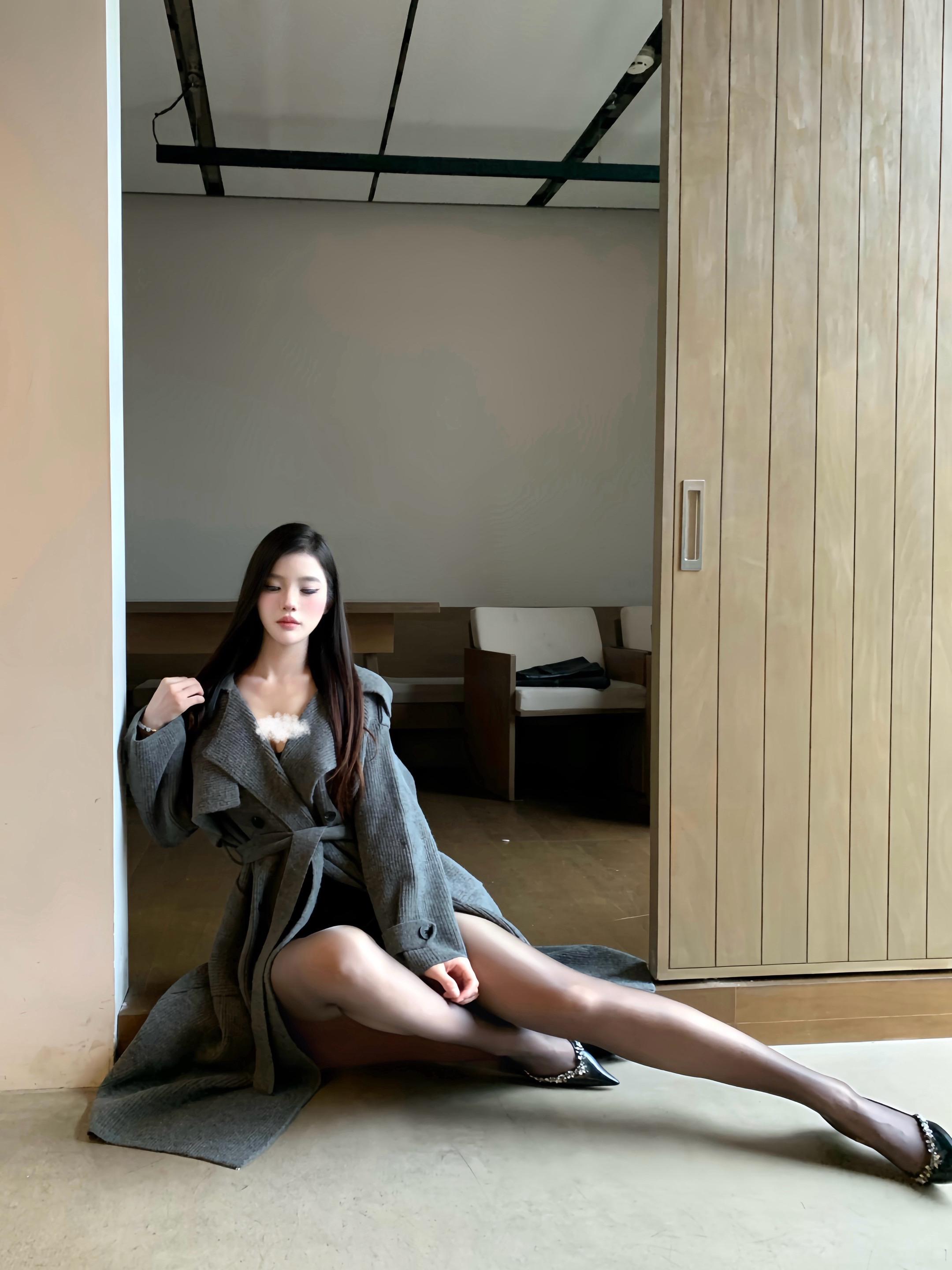 永不停息的雨季 是我潮湿的眼底。