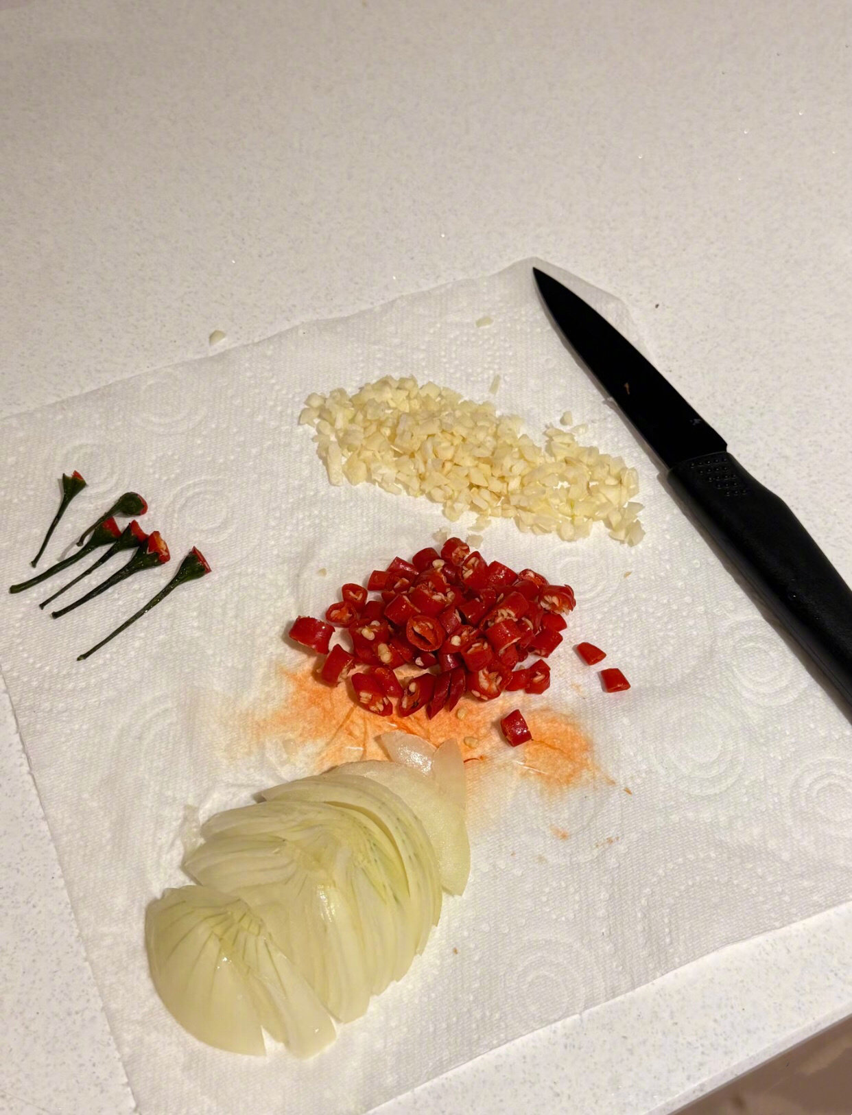 留学生有自己的菜板没有菜板的时候  只需铺一层厨房纸在做完菜板工作后还能再用它顺