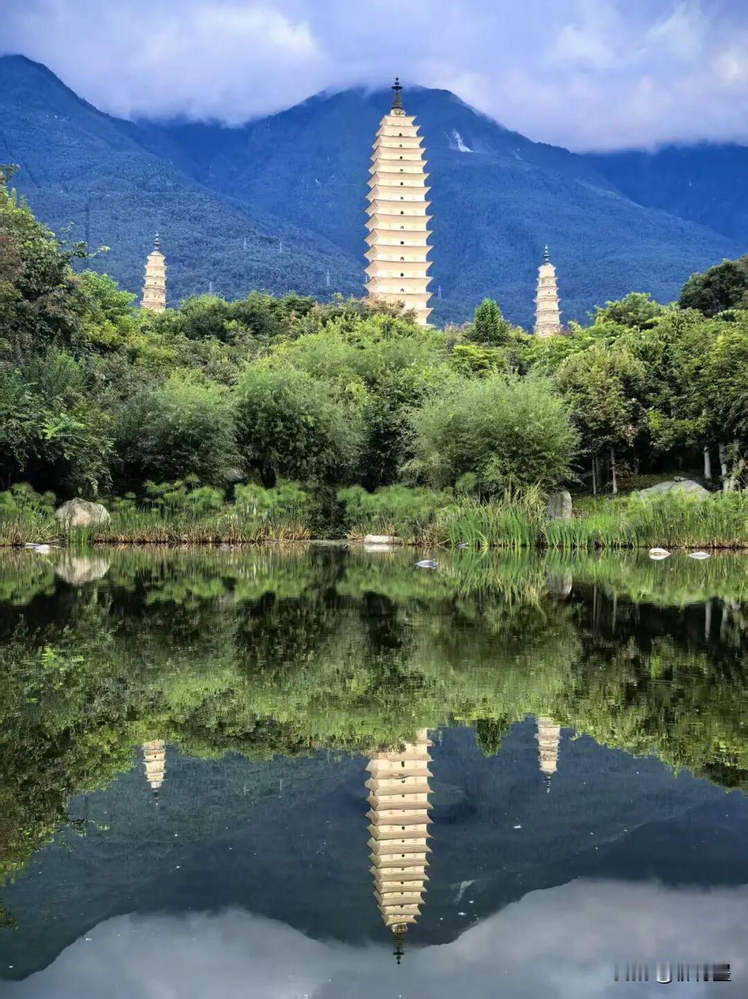 山清水秀的地方，最适合拍摄倒影了。
在没有风的天气里拍照，平静的水面就像镜子一样