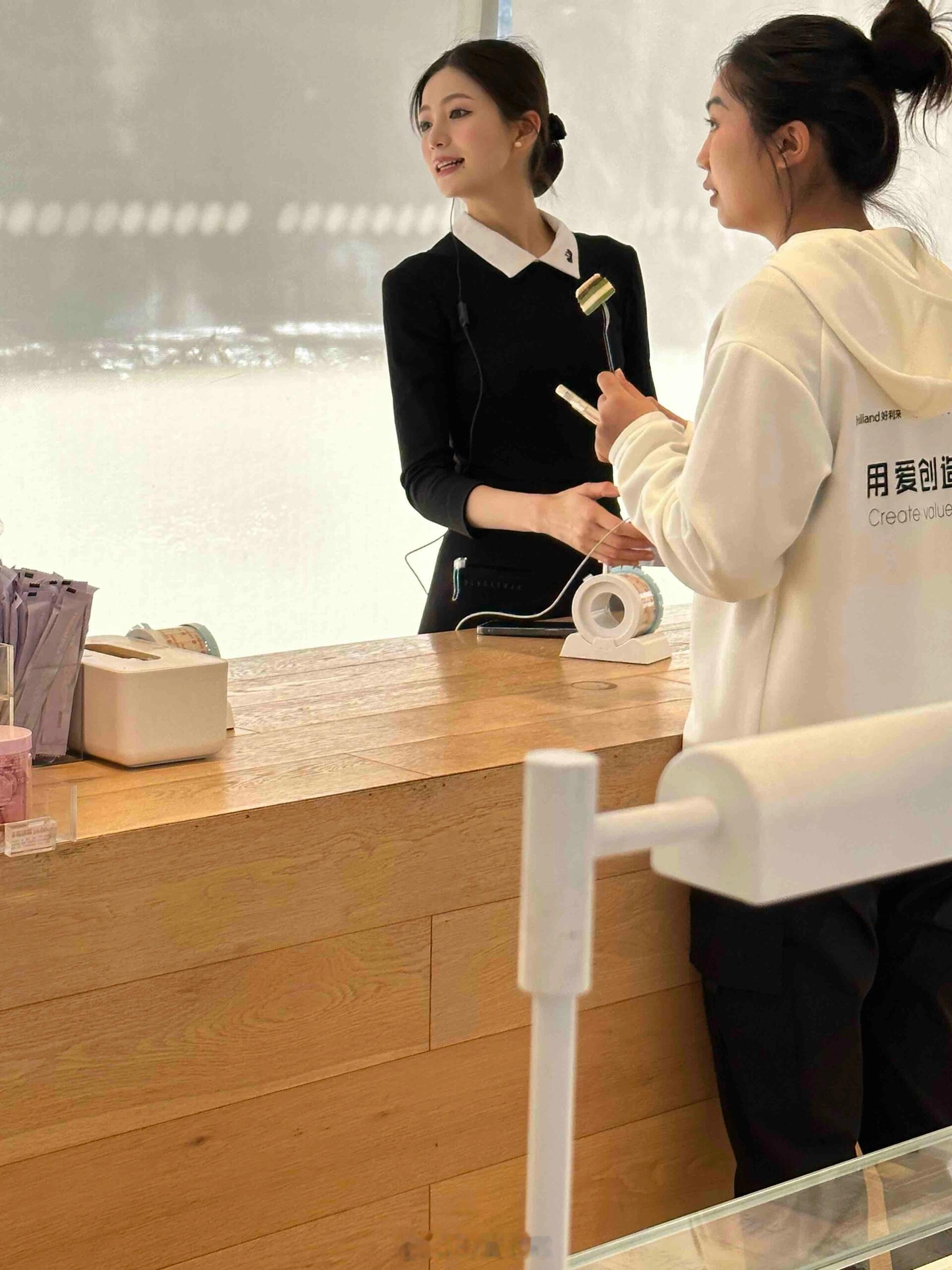 好利来黑天鹅服务员质量好高啊 ​​​