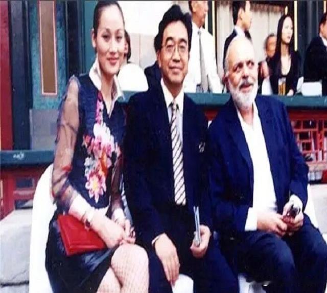 洪晃在音频里聊已故老友美籍华裔油画泰斗陈逸飞和小女友的情感八卦时，说陈逸飞的这个