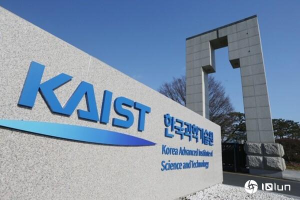 KAIST提出单芯片式AI数据中心方案
AI半导体竞争焦点转向芯片间高速互连技术