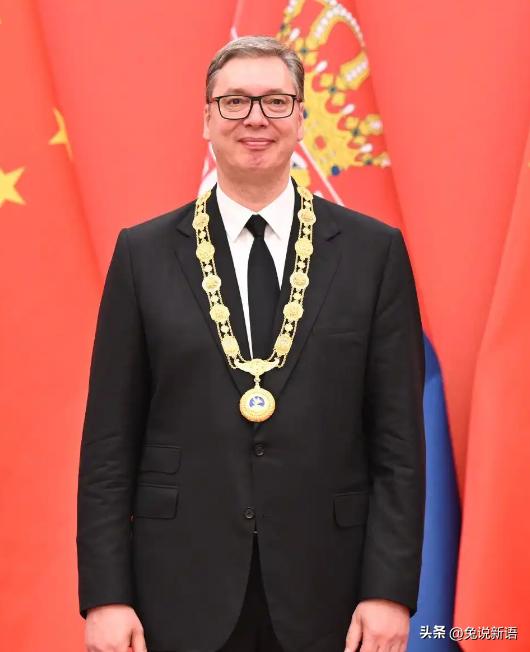 塞尔维亚总统武契奇被中国授予“友谊勋章”，可以看出他本人非常开心。同时，他也值得