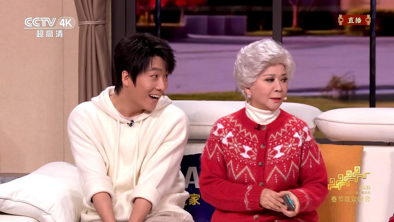 蔡明算是春晚“常青树”了吧，以前常和她一起上春晚的，郭达、黄宏、冯巩、巩汉林、潘