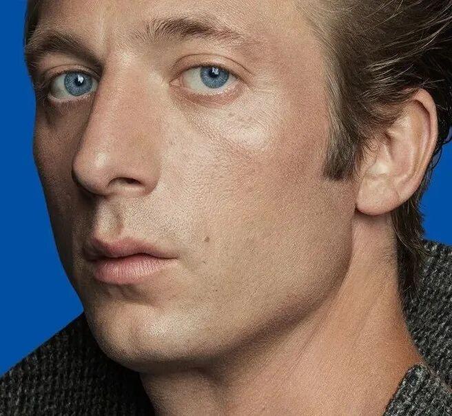 美国视帝 Jeremy Allen White 的蓝眼睛，在纯色背景的映衬下如深
