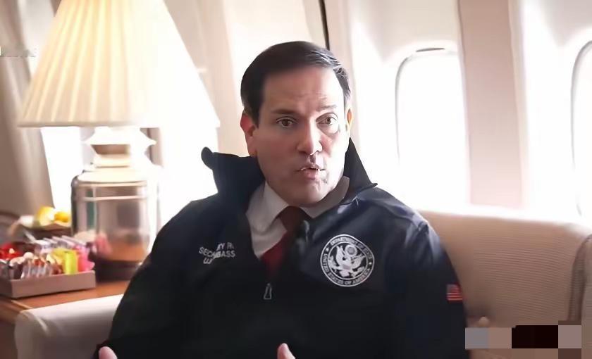 鲁比奥在美国总统专机上接受采访时，强调了中美关系的重要性。这画面多少有点魔幻现实