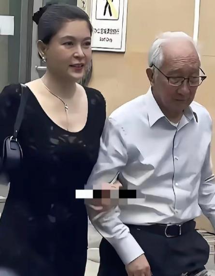 还以为他们是爷孙俩，没想到他们却是夫妻！“大棚乱了四季，婚姻乱了年纪”这句话用在