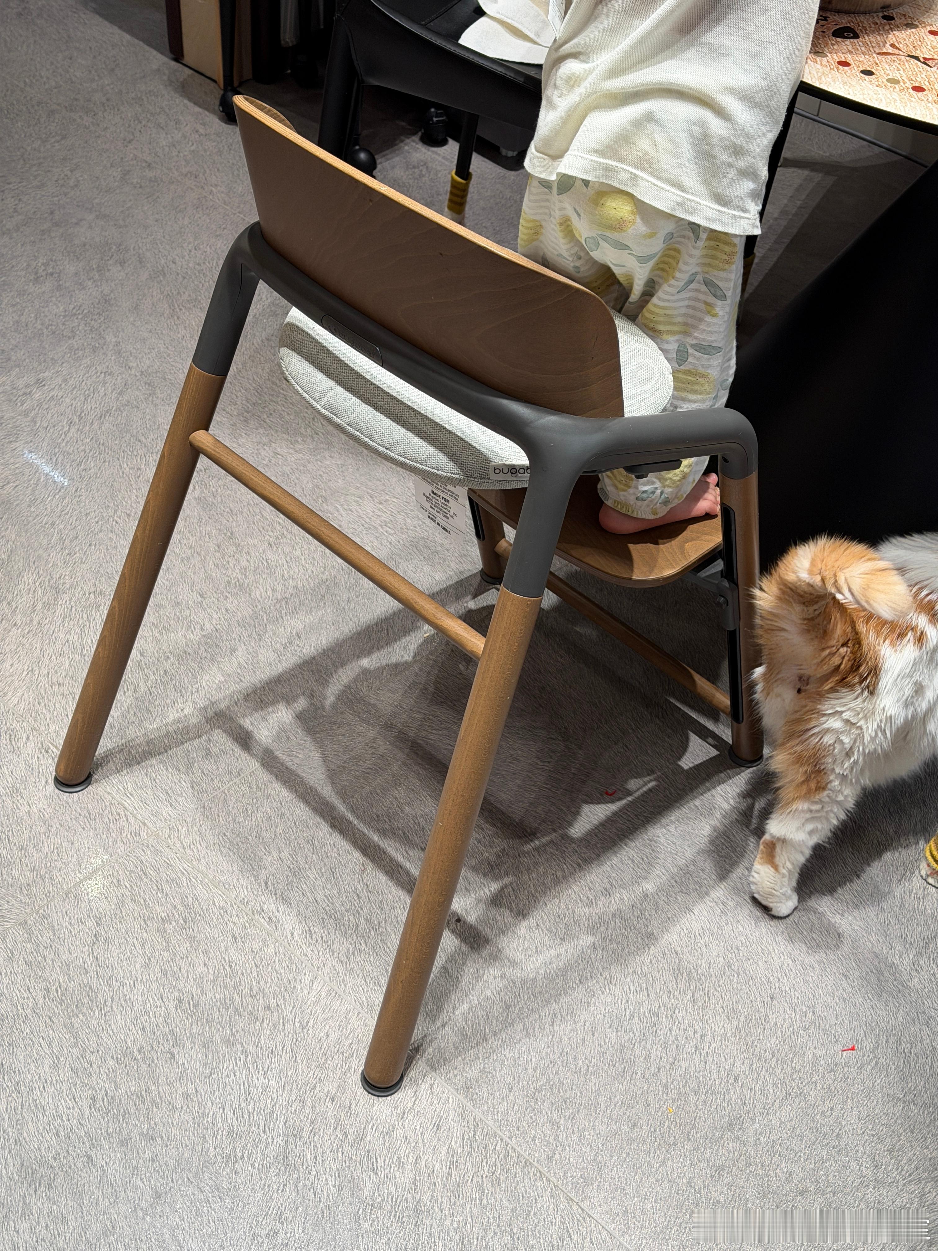 近期剧组遇到的两个消费事件，对比起来挺有意思。买了个卸妆膏，品牌叫且初，后来被曝