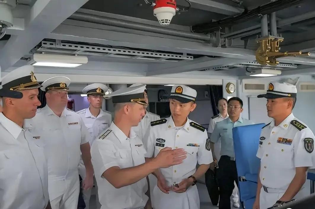 俄罗斯海军终于放下了姿态开始学习中国先进军舰的制造情况。近日俄罗斯海军总司令对我