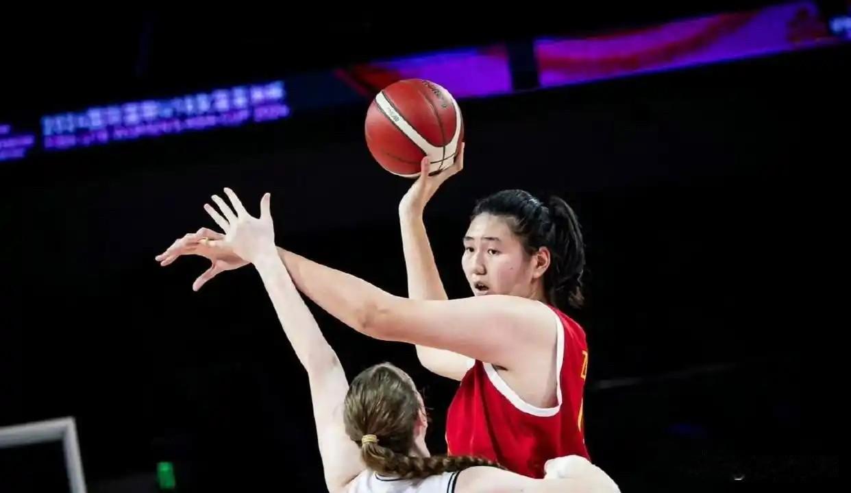 9分钟9投8中得到16分4篮板！中、日女篮热身赛，中国女篮小将张子宇降维打击，犹