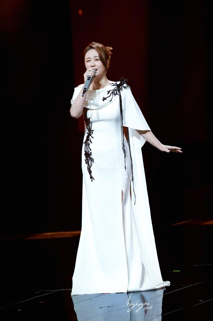 我以为，马丽不轻易参加晚会节目，
我也以为，她上晚会只演小品，
结果没想到，她参