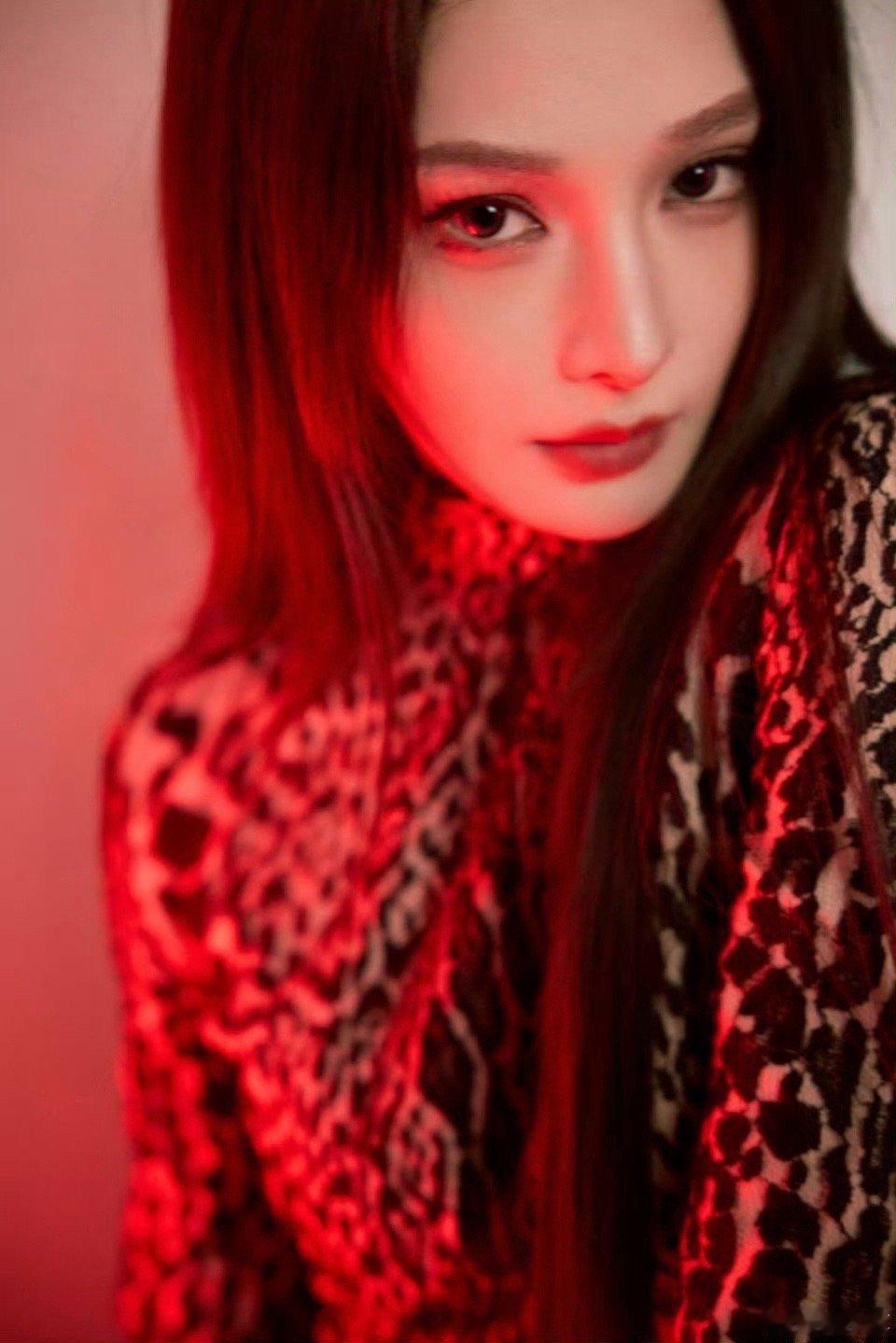 要不黄圣依学下彭小苒吧 红毯前问卷见反差！彭小苒时尚自评满分超霸气，黄圣依只打6