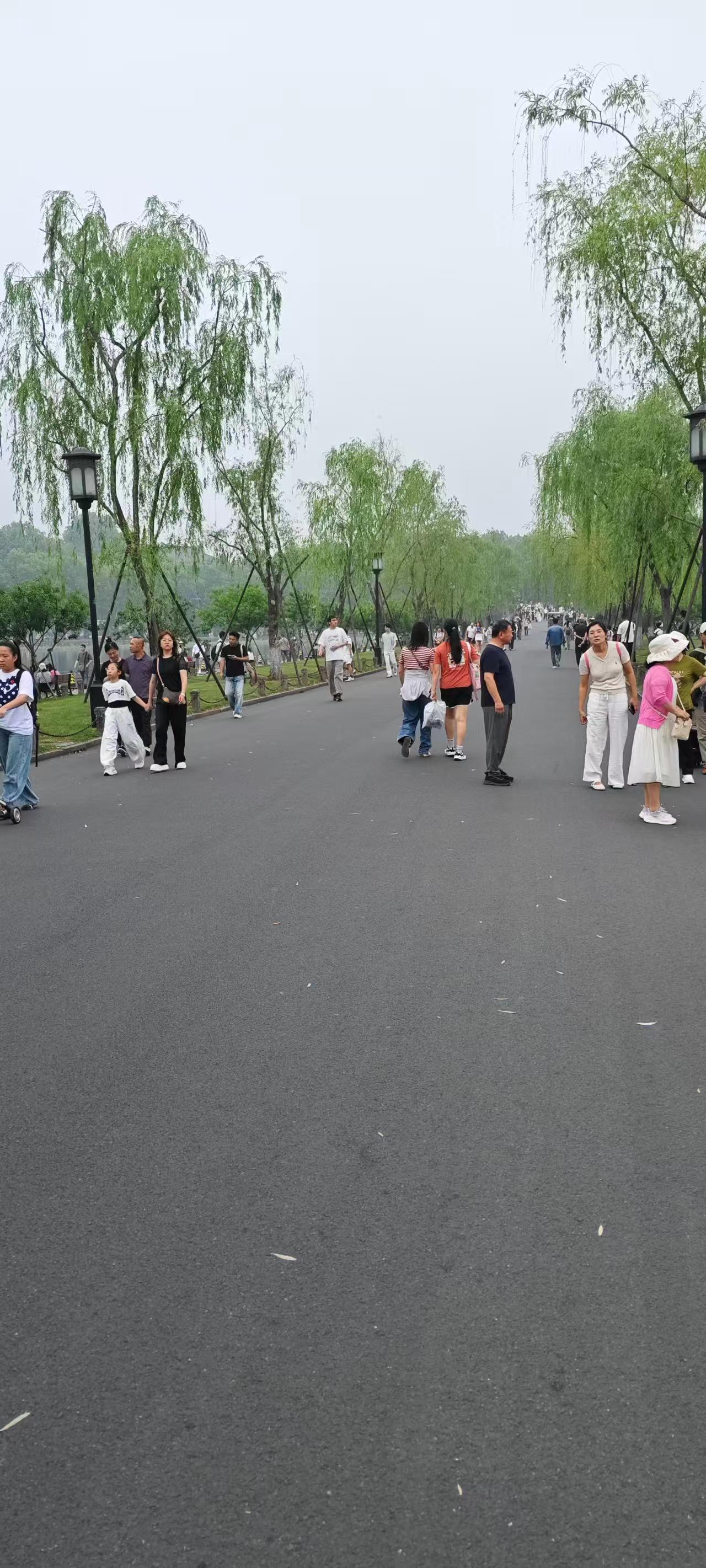  
世人总在纠结，人这一生，究竟多少岁最为圆满。
 
这是自己决定不了的。
 