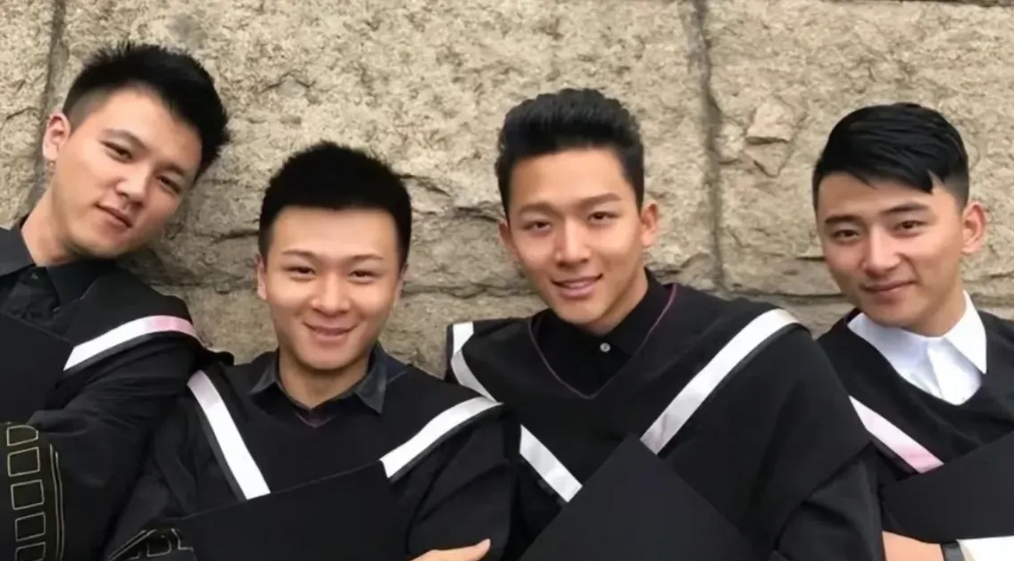 张晚意北影毕业照，一脸周正。张晚意17年本科毕业，人家就已经有好几部著名作品了。