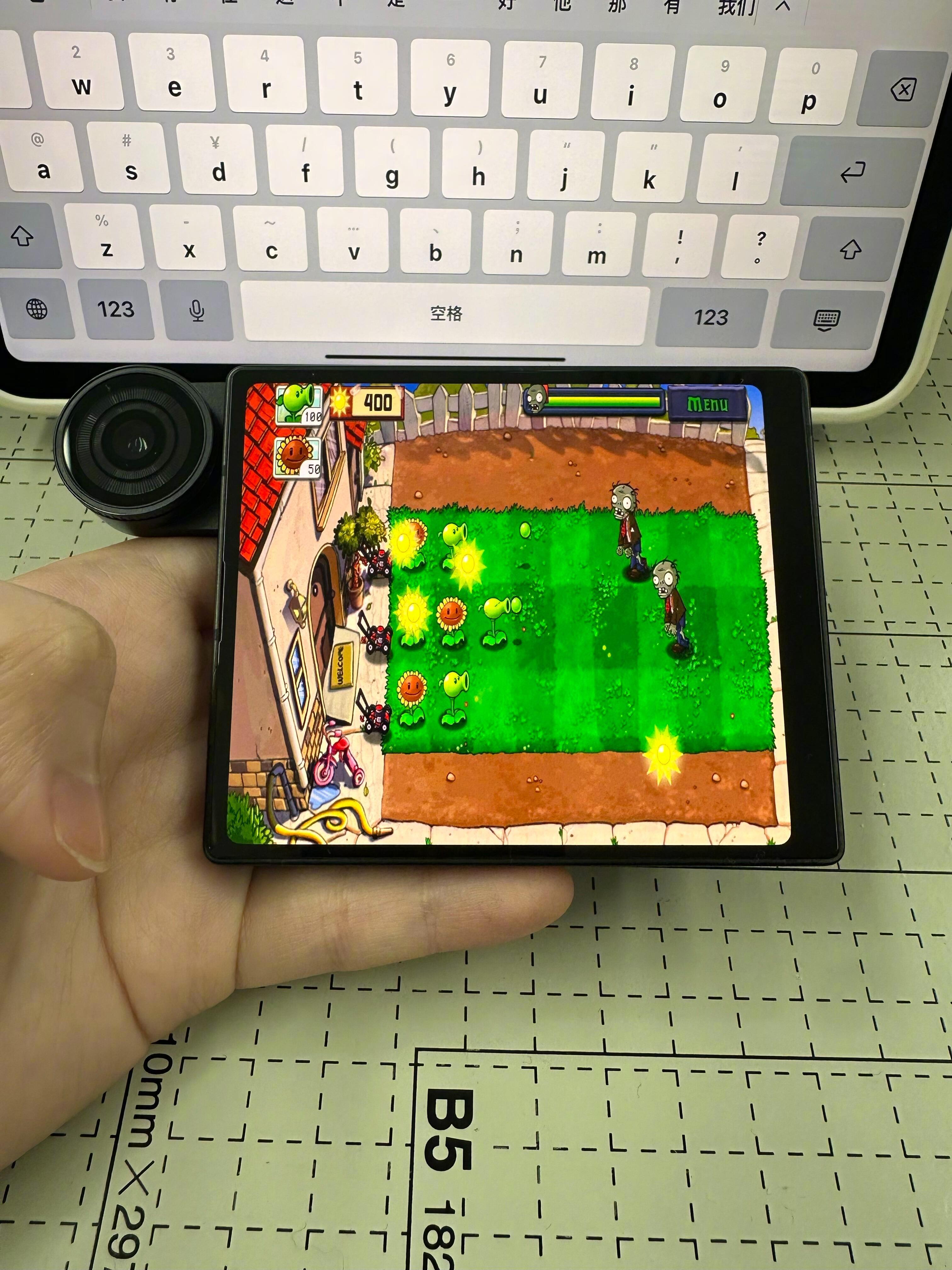 最近新入的一台小手机拿习惯了重的手机拿这个还有点不适应。摄像头放桌上放不平，平时