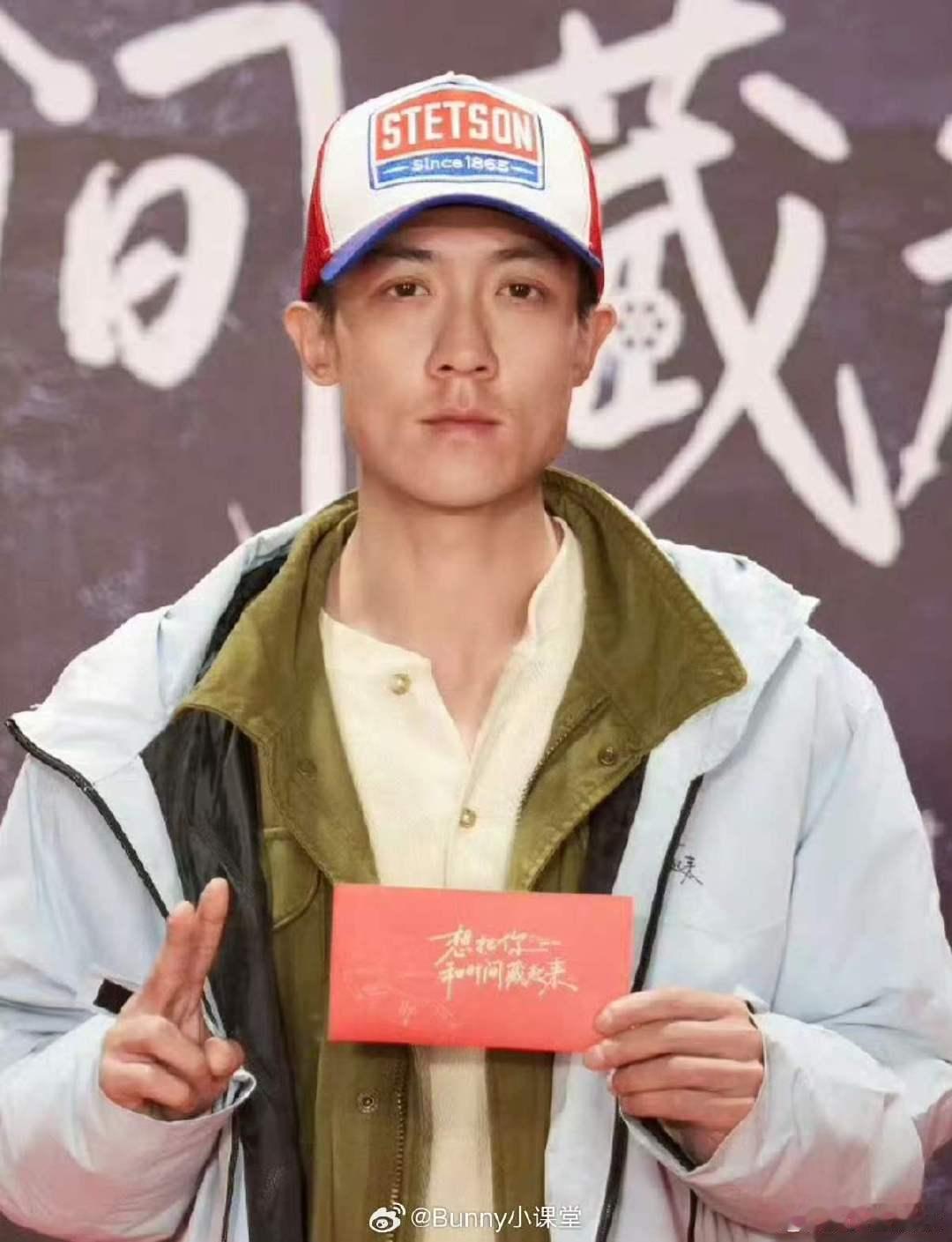 这居然是谷嘉诚没认出来是谷嘉诚 这居然是谷嘉诚？？谁敢想他是跟肖战一个团的 