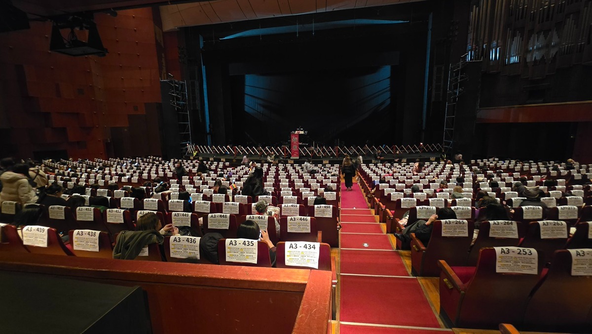 防弹光华门公演被抽中的粉丝们的待机室（租用了大剧场） 