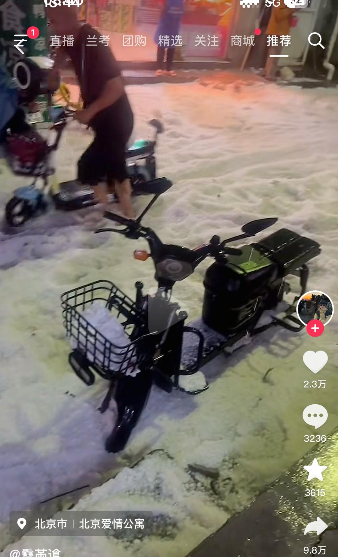 谁能懂这个画面，短袖+雪地，老天爷是想考验一下人类的试验温度吗？