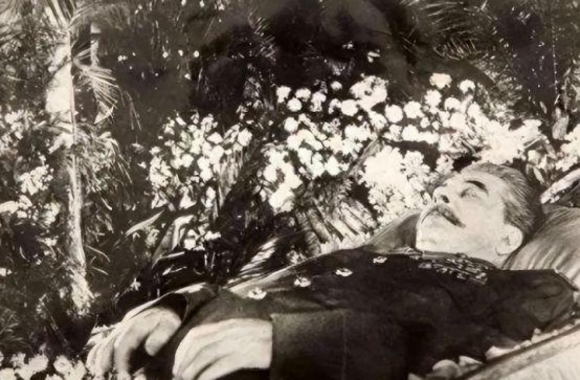 1961年，斯大林坟墓被挖开，军官们将他从水晶棺中抬了出来，迅速剥去他军服上的金