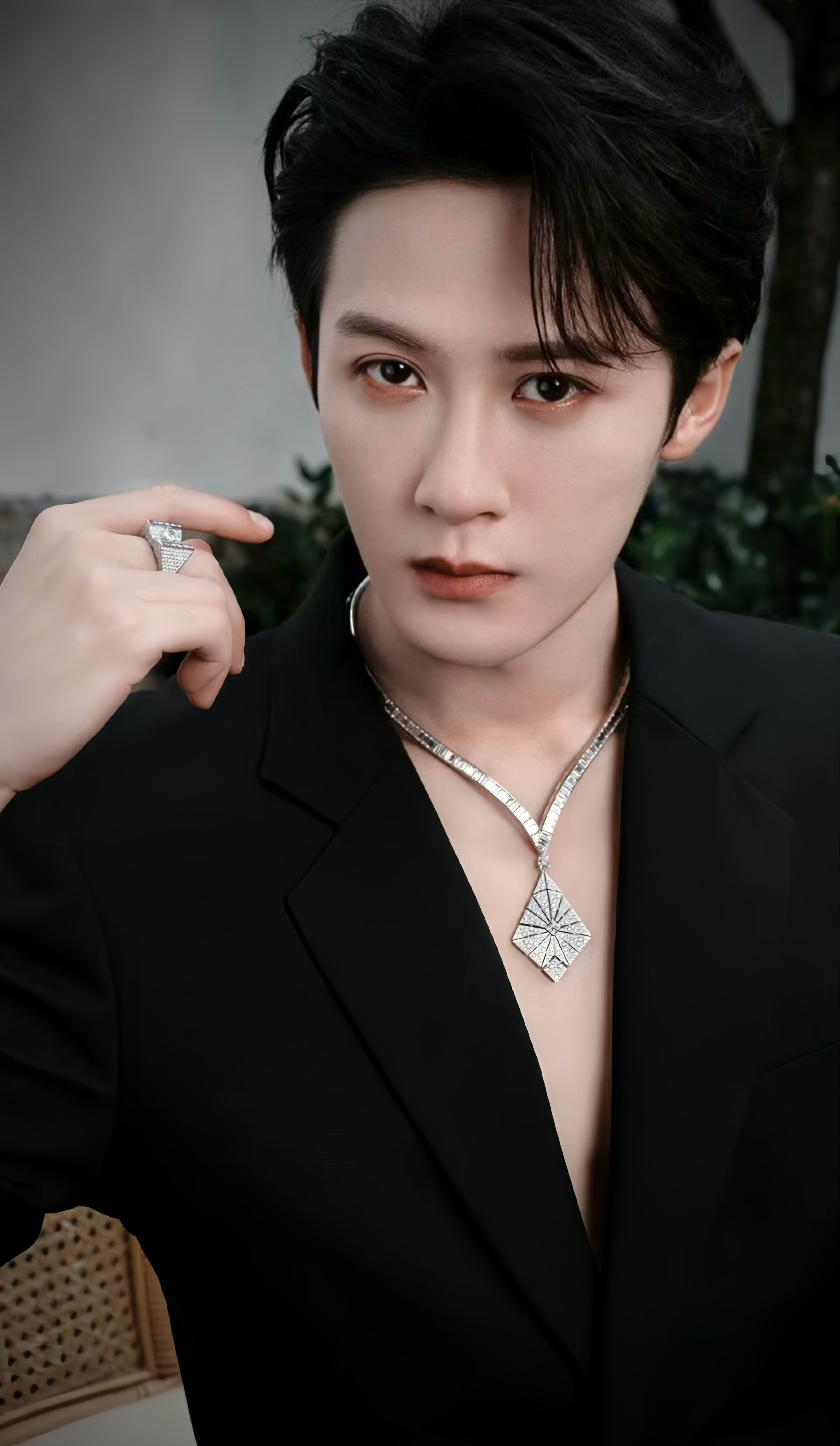 檀健次还没周深长得man呢。周深的气质是个小姑娘，檀健次的气质是个小姨妈。 