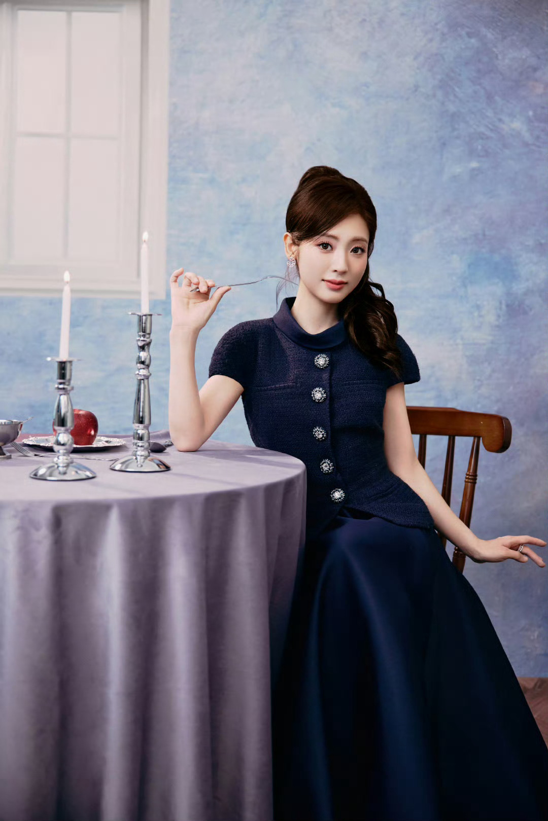 邢菲首登央视红毯邢菲央视红毯首秀，复古小香风长裙温婉优雅，气质拉满！采访中分享《